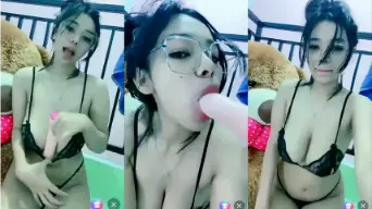 Cewek Berkamata Ngemut Dildo Live Video by PornGo