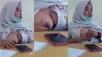 SMA Hijab Tobrut Pamer Tetek di Kelas Video by xHamster