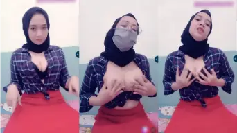 Hijab Kak Kiki Liveshow Remas Toketnya Video by KingBokep